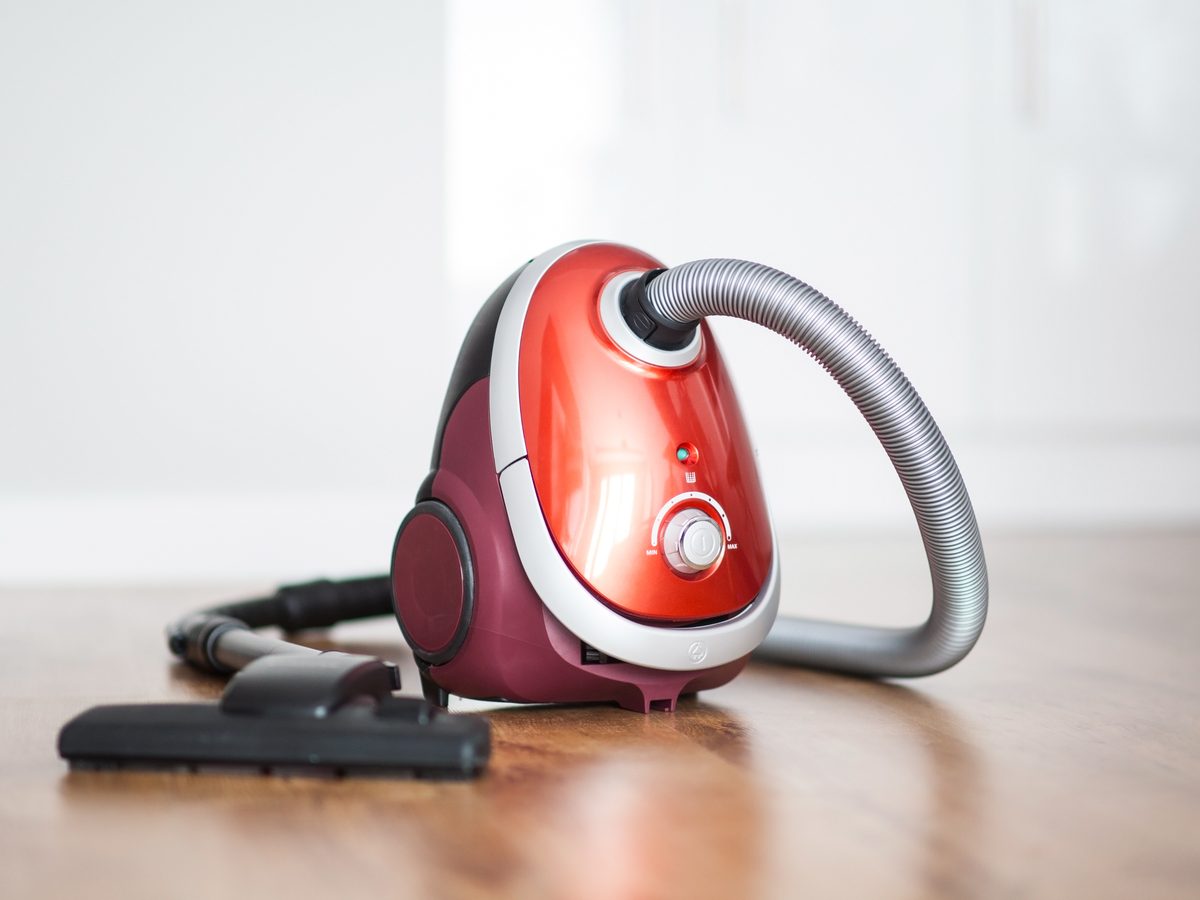 Vacuum cleaner with a plastic housing